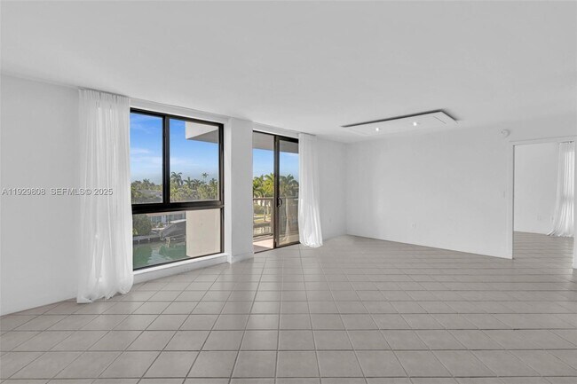 Building Photo - 9800 W Bay Harbor Dr