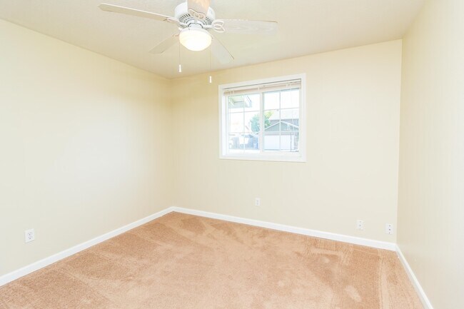Building Photo - 3 bedroom 2 Bath Single Level on Large Lot