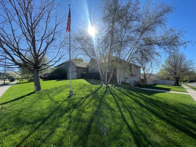 Building Photo - Home For Rent Bellevue.