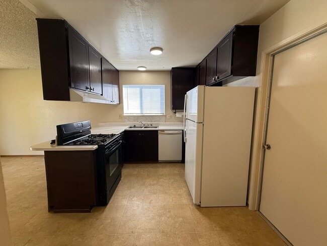 Building Photo - 3 bed 1 bath available in North Highlands!