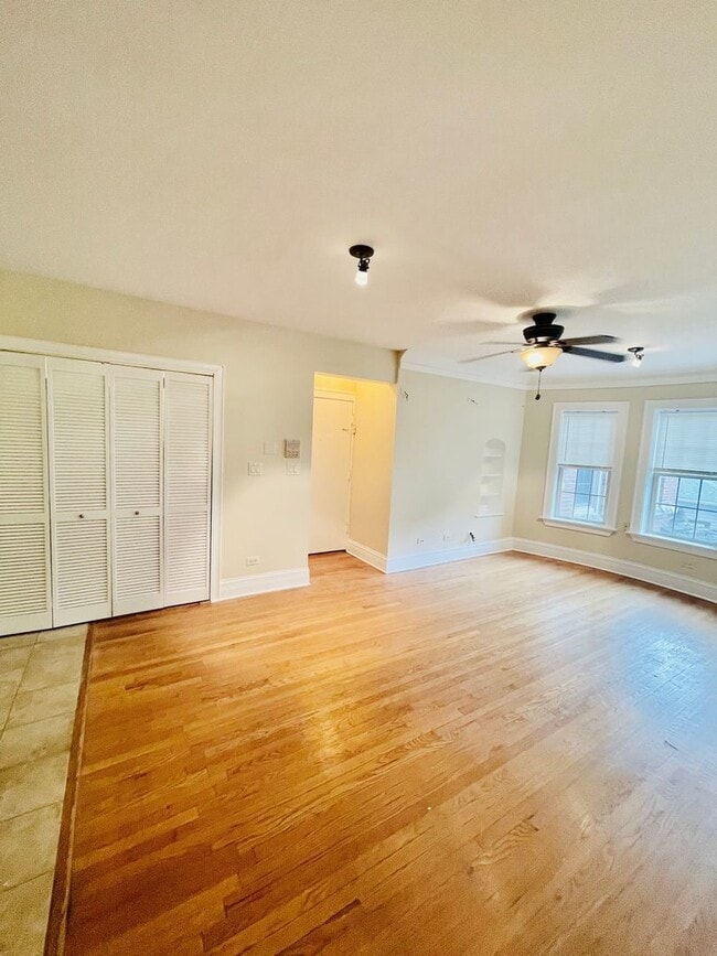 Building Photo - 2050 W Summerdale Ave