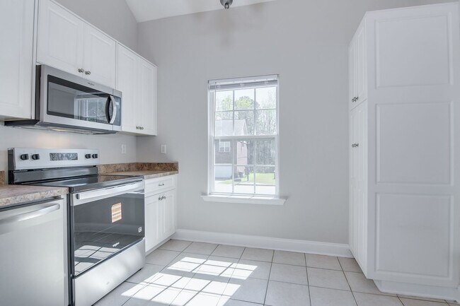 Building Photo - 3 Bedroom 2.5 Bath Townhouse