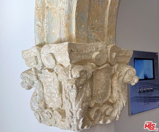 Building Photo - 1302 N Sweetzer Ave