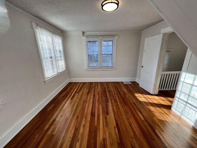 Building Photo - 3-Bedroom Home with Bonus Library/Office Near Local Attractions!