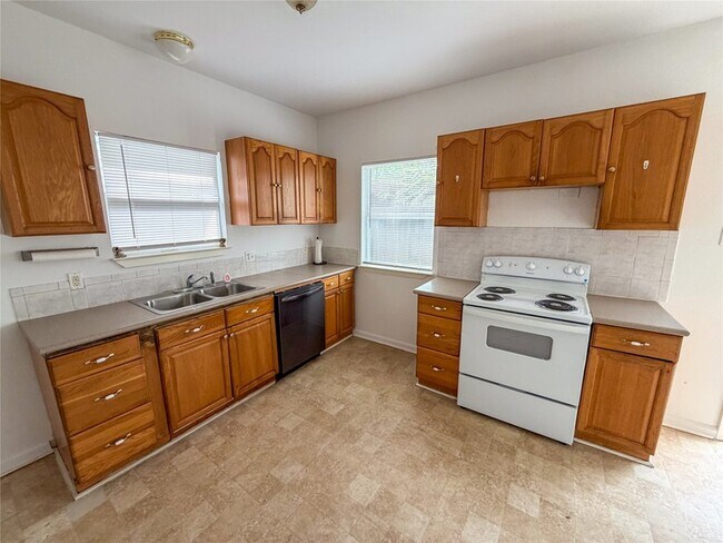 Building Photo - 114 E Hull St