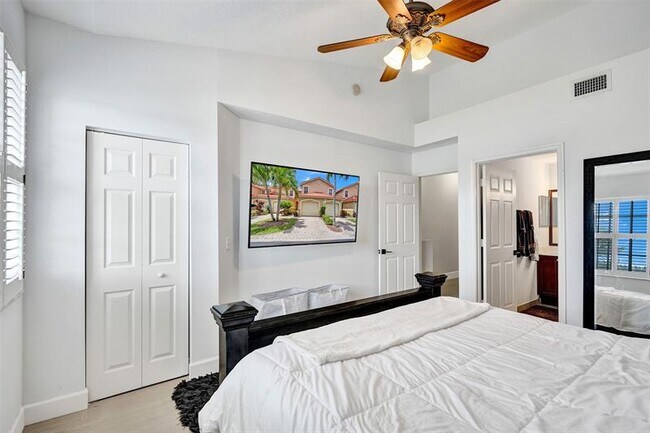 Building Photo - 4059 Crystal Lake Dr