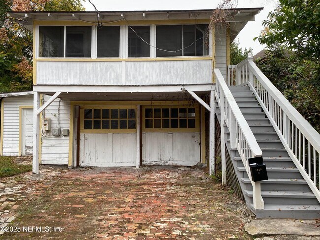 Primary Photo - 2145 Oak St