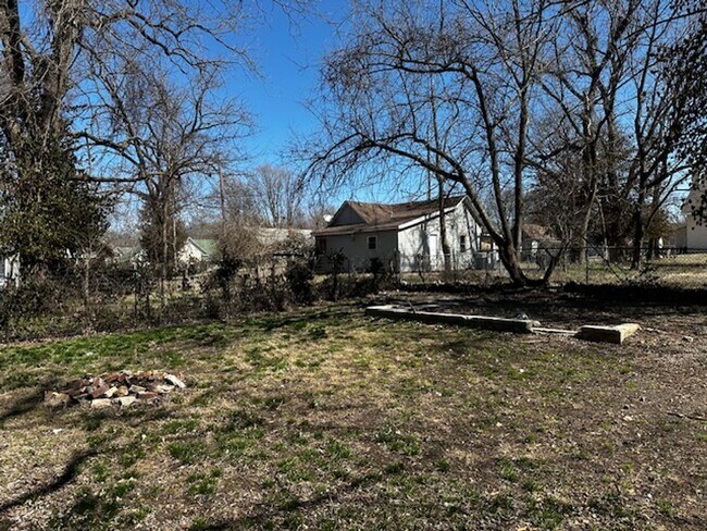 Building Photo - Three bed one bath home in central Springfield