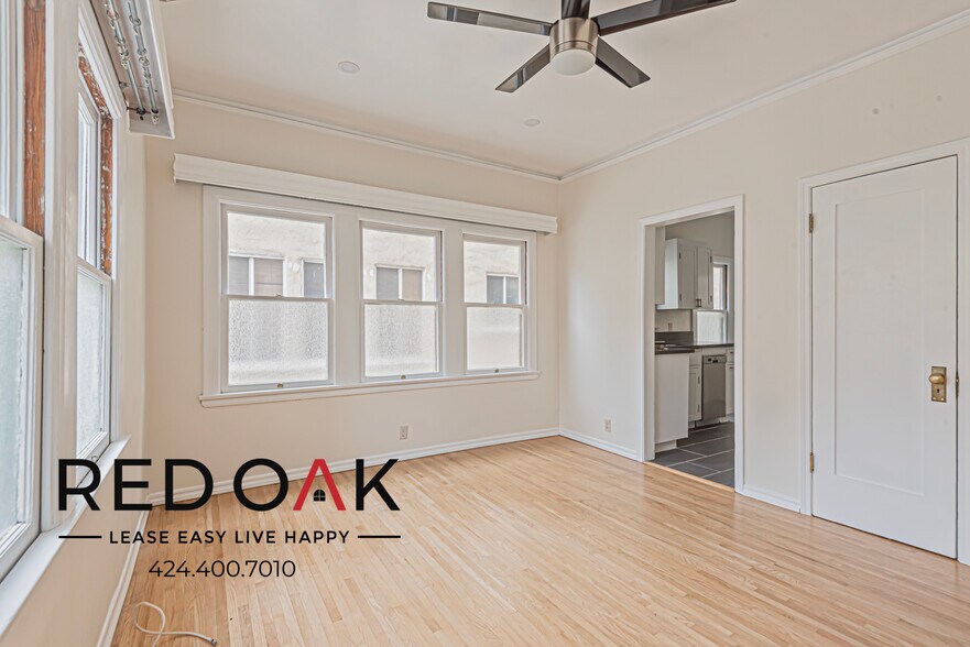 Building Photo - 852 N Oxford Ave