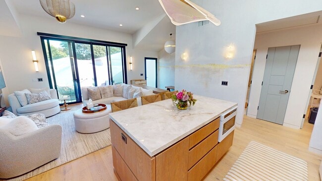 Building Photo - Elevated Living Fully Furnished