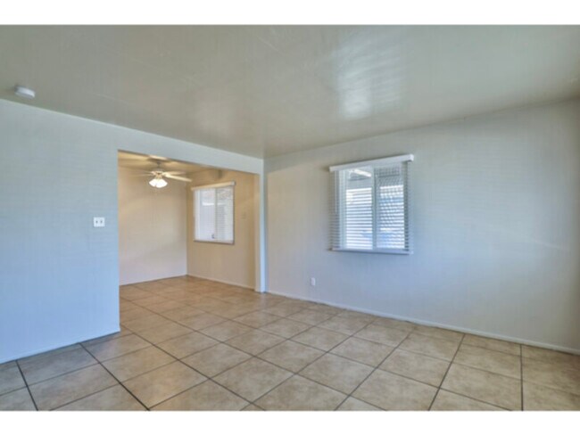 Building Photo - 3 Bedroom Home in Tempe!