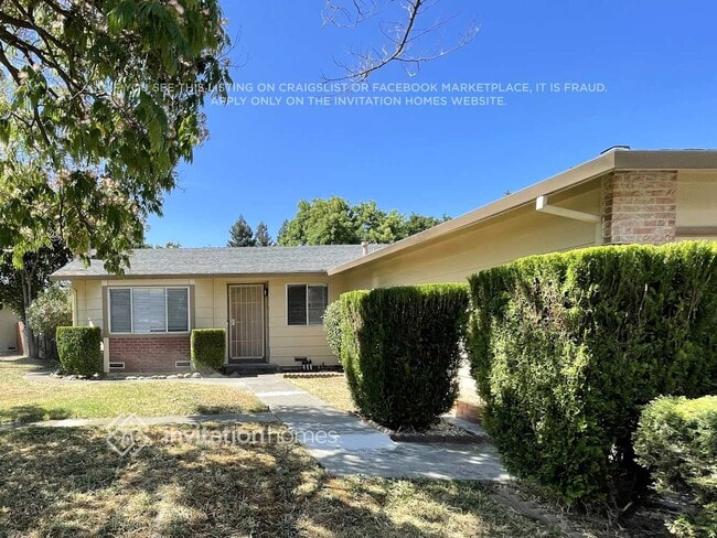 Building Photo - 1385 Meadowlark Dr