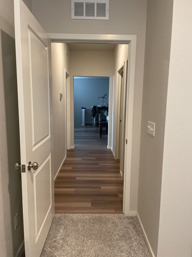 Building Photo - Newer 2 Bed / 2 Bath 2nd Floor Condo w/ 2 Car Garage