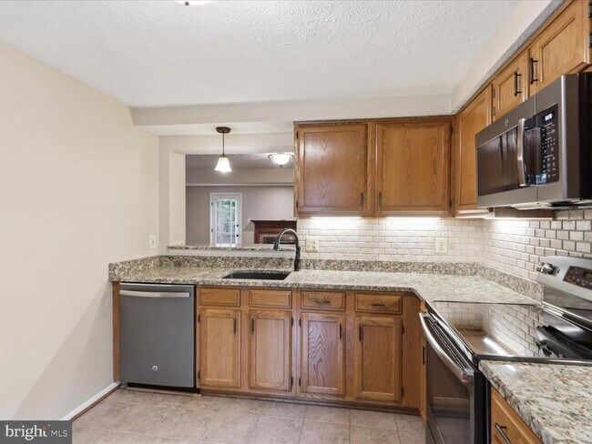 Building Photo - 1563 Autumn Ridge Cir