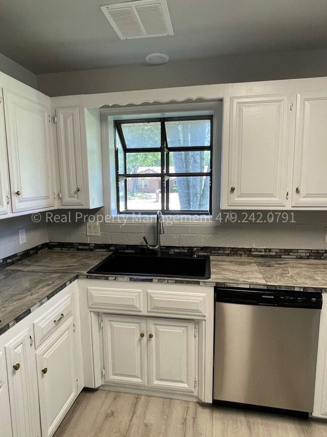 Building Photo - 8801 Meandering Way
