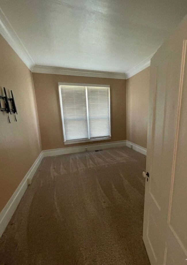 Building Photo - Spacious 3-Bed Home with Large Front & Backyard – Quiet Madera Living