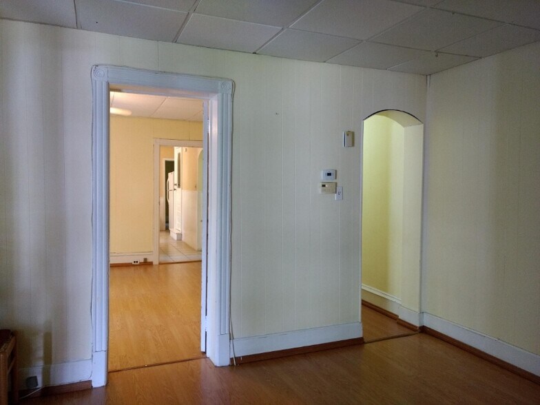 Building Photo - 22 School Ln