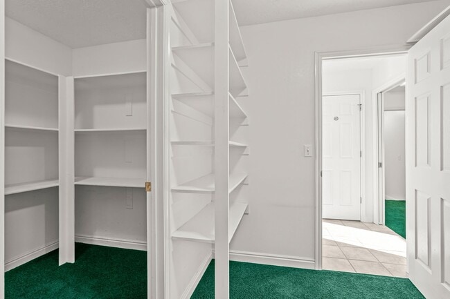 Building Photo - Spacious 4 Bedroom Home in Quiet Orem Neighborhood