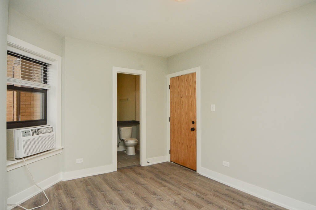 Building Photo - 533 W Belden Ave