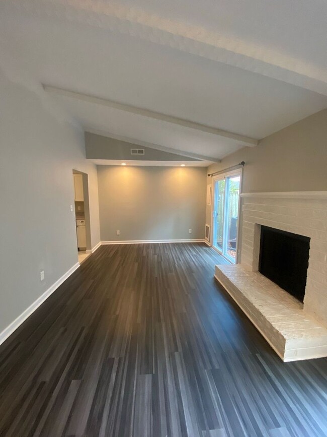 Building Photo - Spacious 3 Bedroom 2.5 Bath Townhome! "ASK...