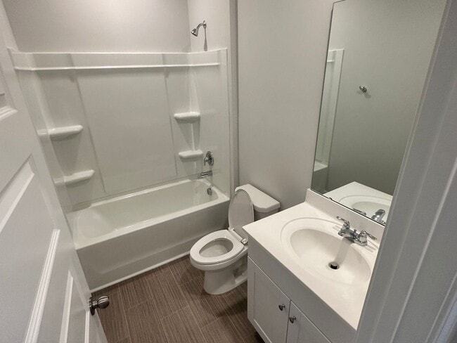 Building Photo - LOCATION, LOCATION, LOCATION! 10 Minutes f...