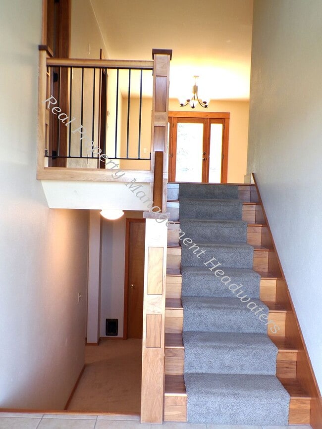 Building Photo - 5 Bedroom 2-1/2 Bath House for Rent