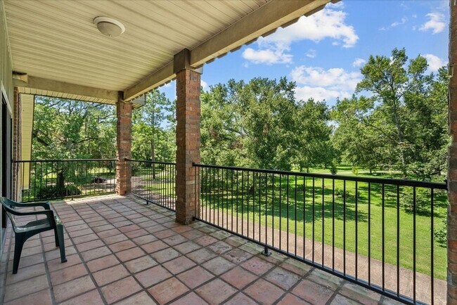 Building Photo - 3415 Bayou Dr E