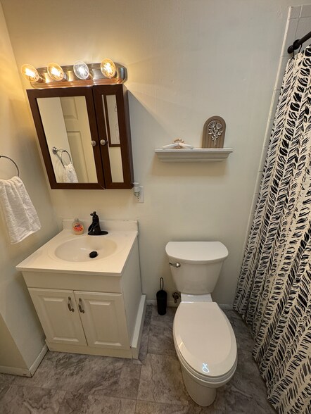 Building Photo - 7370 Utica St