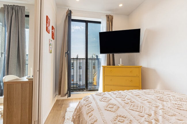 Building Photo - 242 Schaefer St