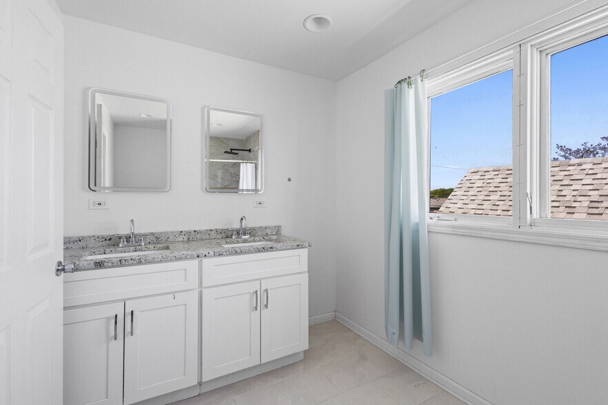 Building Photo - 5230 S Lockwood Ave