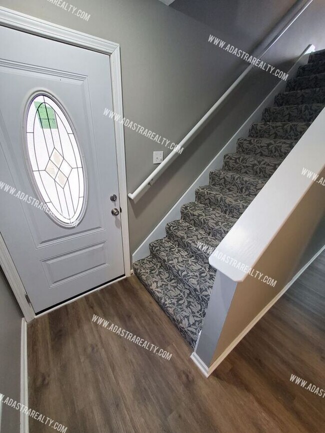 Building Photo - Gorgeous Modern Shawnee Townhome!! So much...