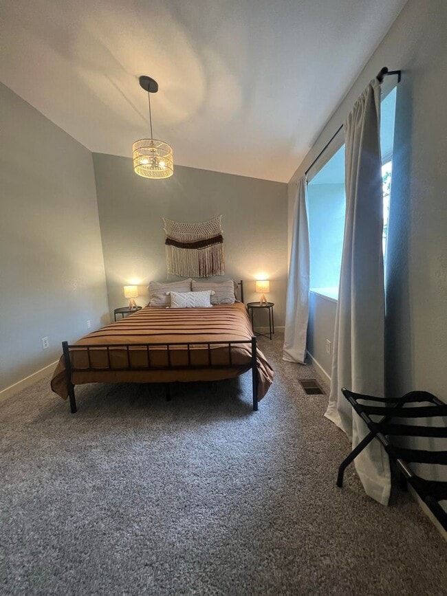 Building Photo - Newly remodeled  2 Bedroom Grant Creek Con...