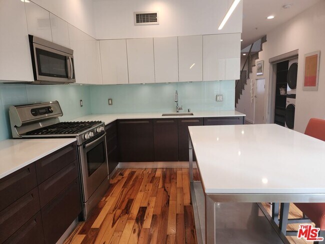 Building Photo - 6683 Franklin Ave