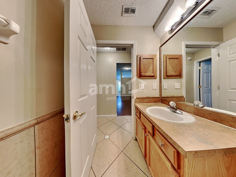 Building Photo - 9261 Redtail Dr