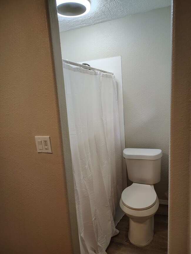 Building Photo - AVAILABLE NOW- Newly remodeled - Cute and ...