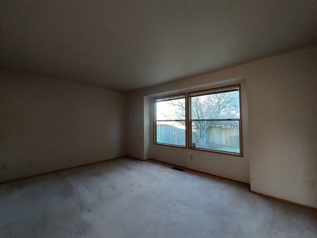 Building Photo - Federal Way Rambler featuring vaulted ceil...