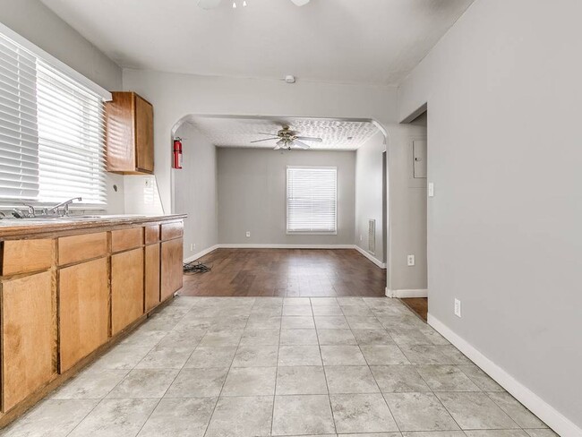 Building Photo - Cute Duplex - Upper Unit!