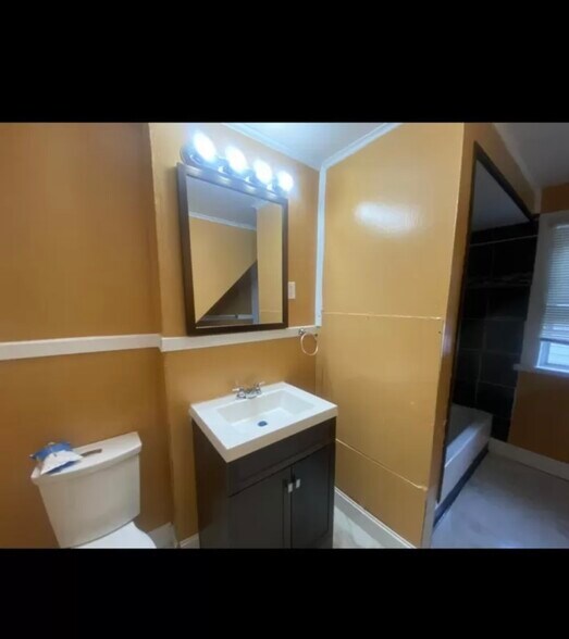 Building Photo - 13 Clarke St