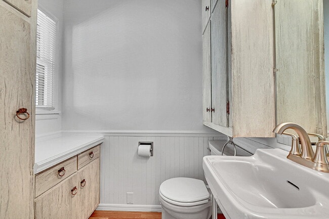 Building Photo - $3,500- Location! 2 Bed 2.5 Bath 2 Non-Con...