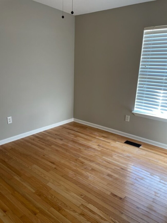 Building Photo - Move in Special- $1000 First Month