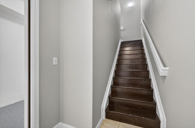 Building Photo - 6204 Myrtlewood Cir W