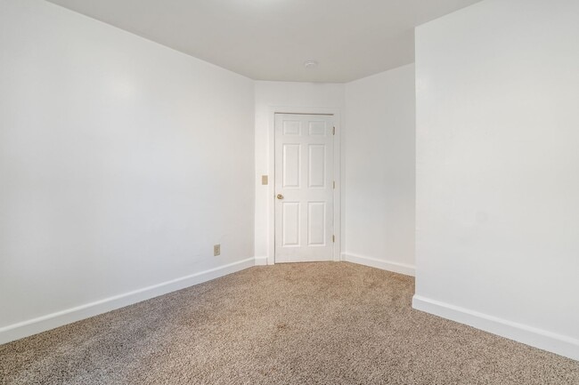 Building Photo - Spacious 4 Bedroom 2 Full Baths Available Kenosha