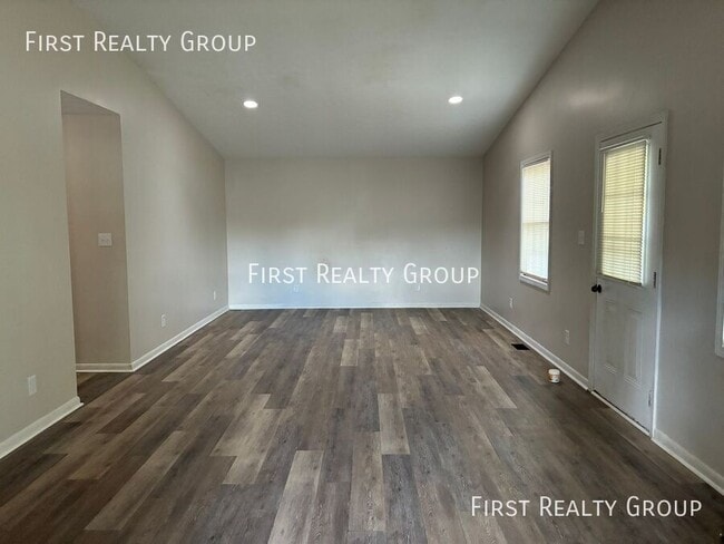 Building Photo - 904 Forest Ave