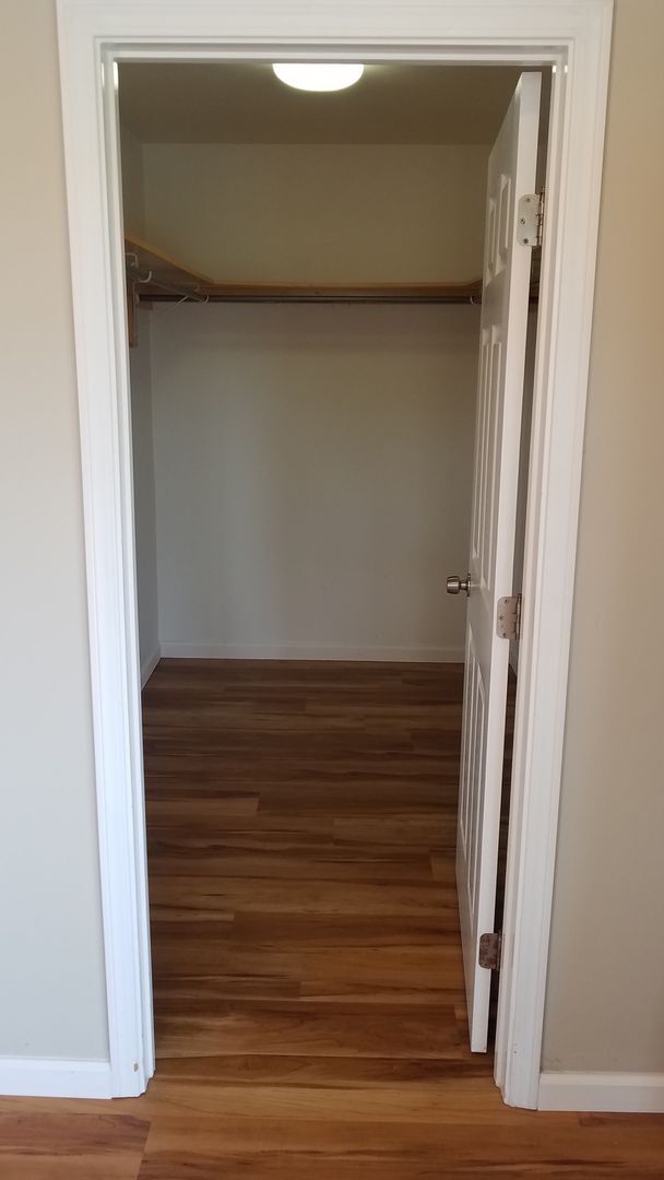 Building Photo - Pet Friendly. W&D. Great Location. 2 Parki...