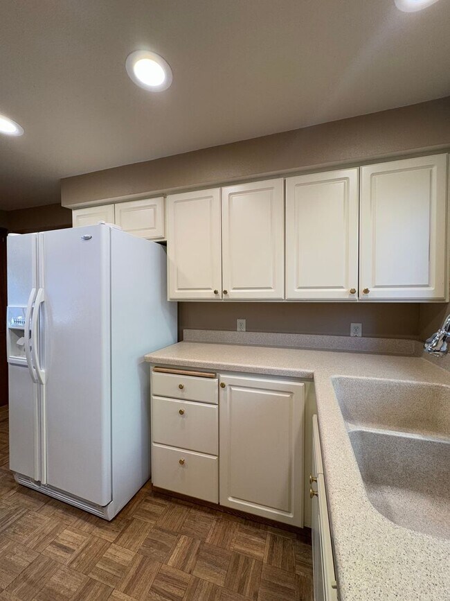 Building Photo - Spacious 6 Bedroom, 3 Bathroom Home Near CWU