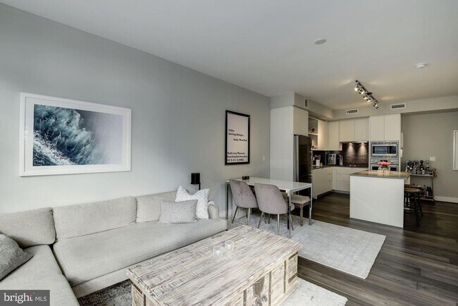 Building Photo - River-View 2BD Luxury Condo with Balcony and Parking!