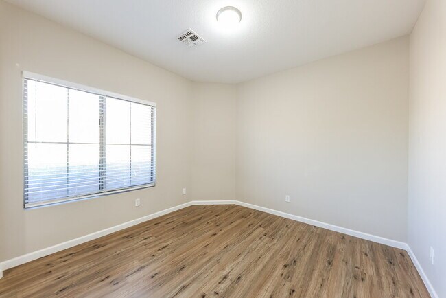 Building Photo - 3556 W Warren Ln