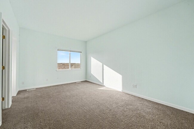 Building Photo - End Unit 3 Bedroom 2 Bath Townhome in Commerce City!