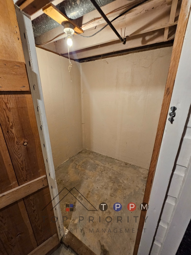 Building Photo - 1212 35th St NE