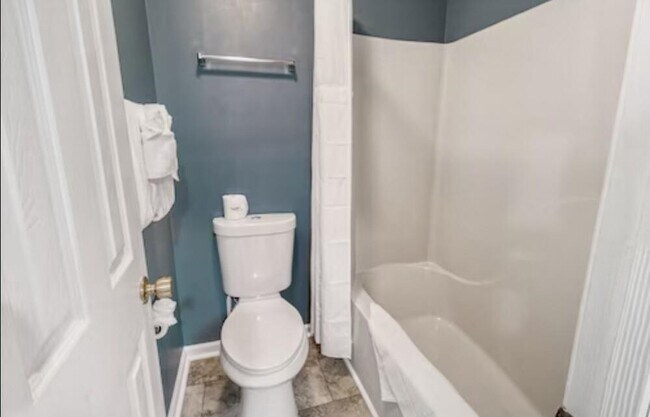 Building Photo - 4109 Pinehurst Cir